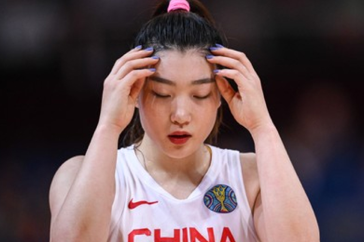Li เป็นผู้นำทีมชาติหญิงจีนคว้าเหรียญเงินในการแข่งขัน FIBA